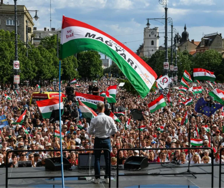 Medián: Harminc százalék felett a Tisza Párt, a Fidesz népszerűsége enyhén csökkent