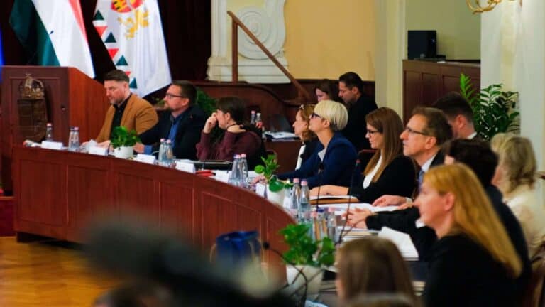 🔴LIVE – Élőben kapcsoljuk a TISZA Párt elnökét és a Fővárosi Közgyűlés TISZA frakcióját