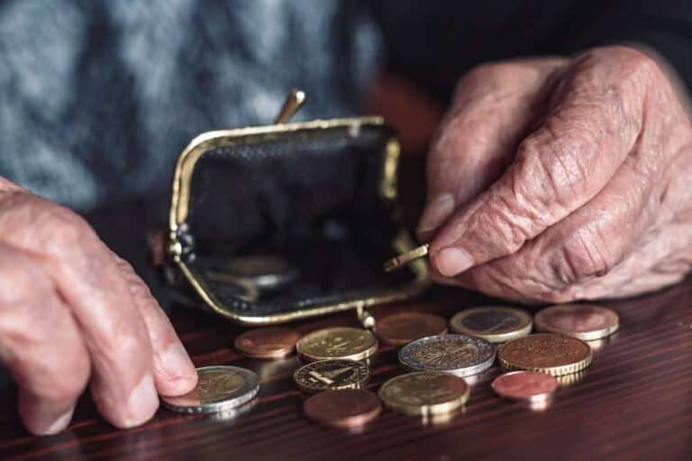 Álságos politika: A nyugdíjasokat riogatja az Orbán-kormány, miközben az oligarchák luxusban élnek