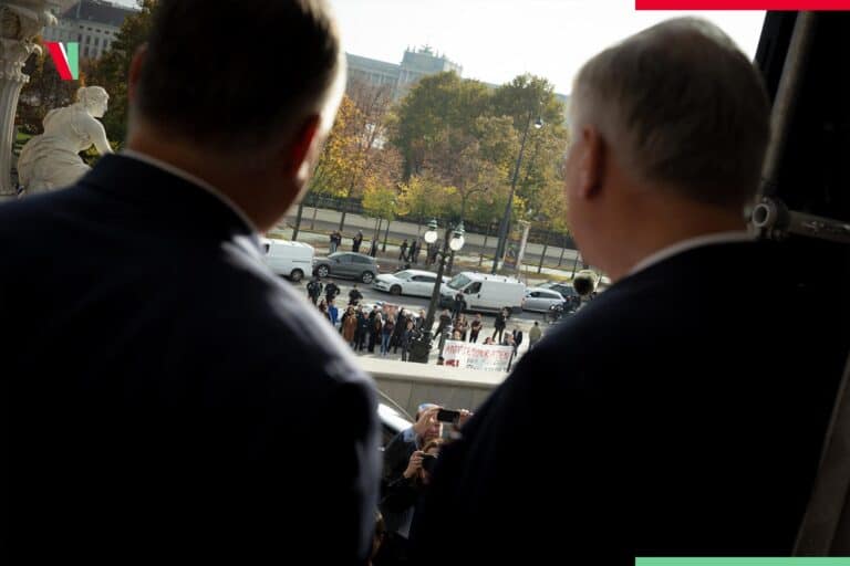 Tüntetők fogadták Orbán Viktort Bécsben, a magyar miniszterelnök gúnyos videóban reagált