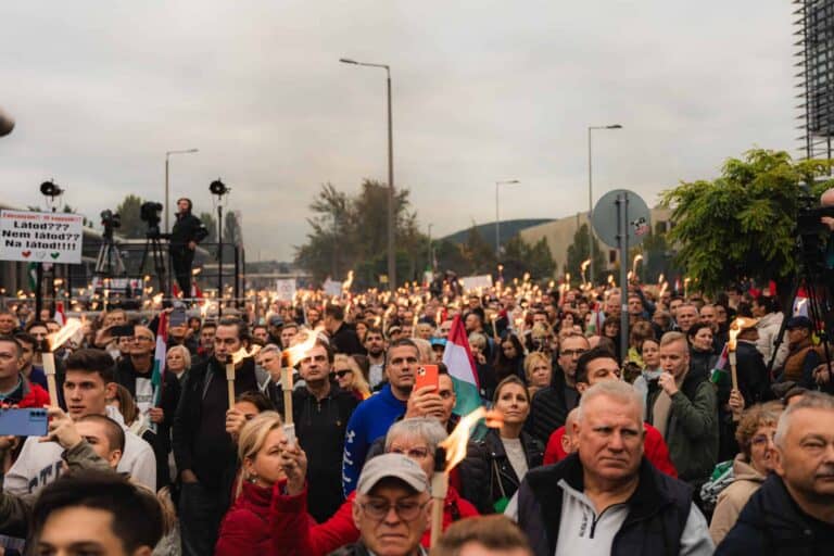 Magyar Péter odaszólt a kormánynak az október 23-i megemlékezés kapcsán: „Legyetek tökösek skacok!”