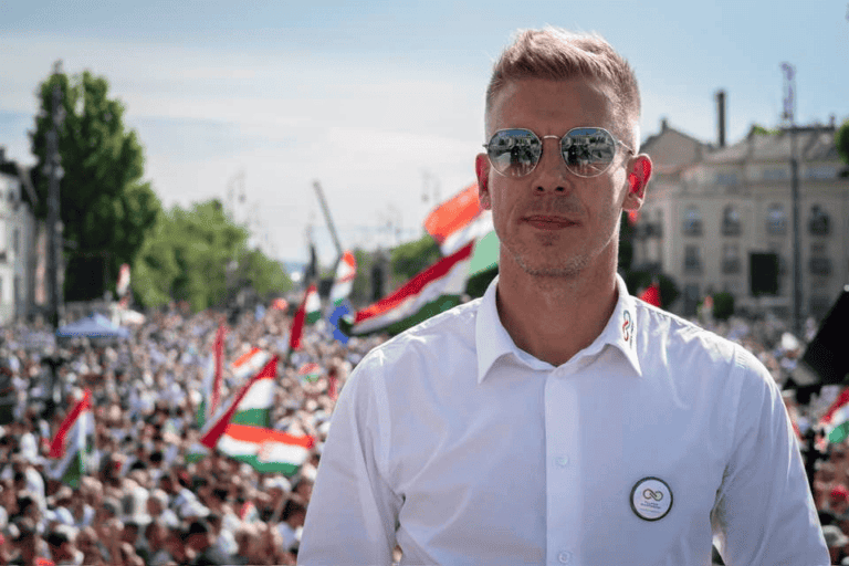 Videó – Így várták Magyar Pétert: 30 propagandista és 20 fideszes statiszta provokált a gyermekotthonnál