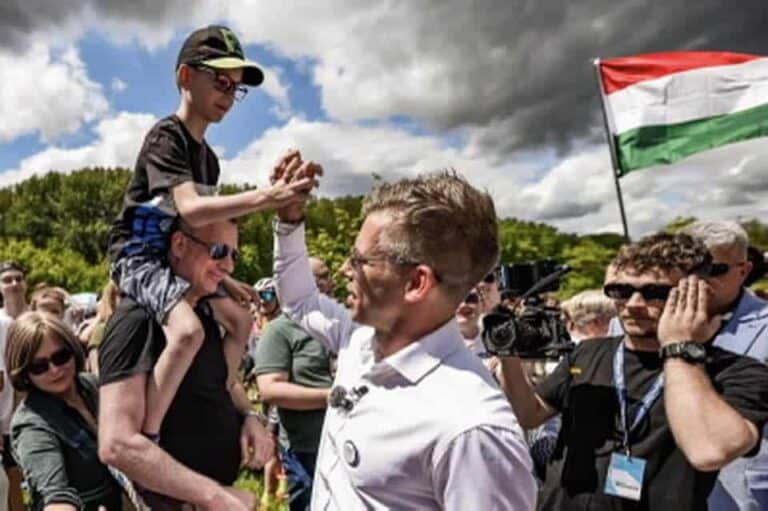 Kitiltották a gyermekotthonokból Magyar Pétert, mert szembesítette a kormányt a valósággal