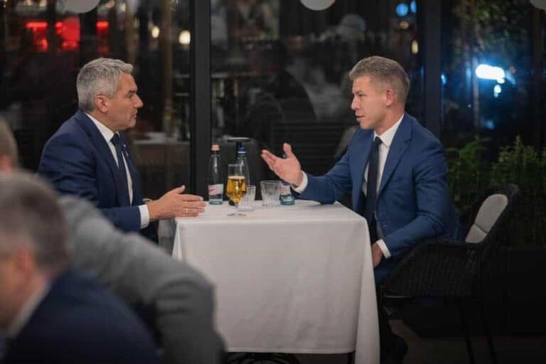 Magyar Pétert és a TISZA Pártot „erős pártnak” nevezte az osztrák kancellár – Nehammer és Macron is Magyarország jövőjét látja a TISZA Pártban