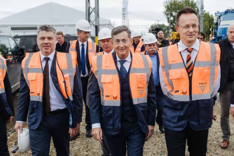 Senki sem vállalja a felelősséget a Mészáros és Szijjártó látogatása miatt lezárt vasúti átjáróért