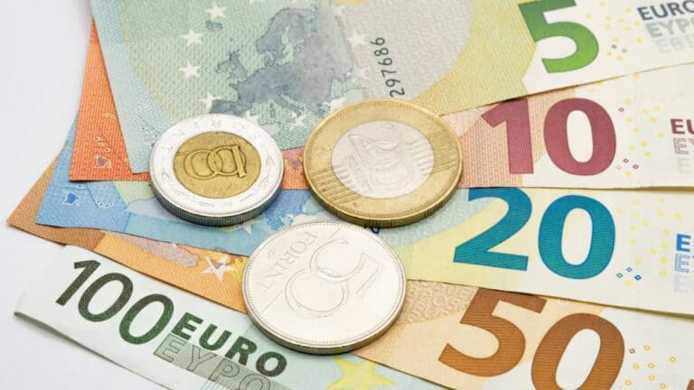 A forint mélyrepülése: Hogyan romlott a magyar fizetőeszköz értéke 2010 óta, és milyen hatással van ez a magyar gazdaságra és a lakosságra?