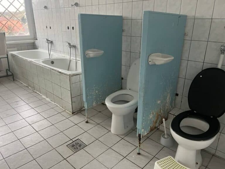 Elképesztő higéniai állapotokat talált Magyar Péter az első miskolci gyermekvédelmi intézmény meglátogatásán