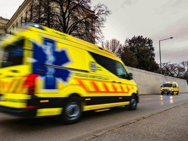 Balesetek a nógrádi utakon: két embert szállítottak kórházba