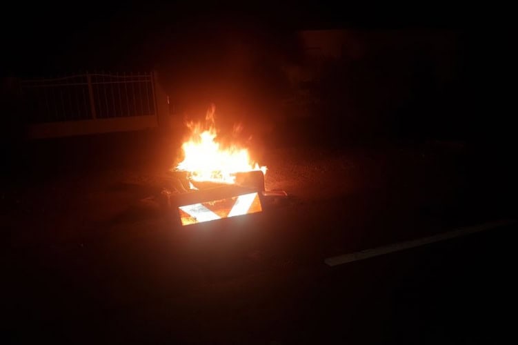 Közúti terelőtáblákat gyújtottak fel Nógrádban, szemtanúk jelentkezését várja a rendőrség