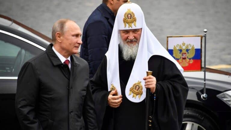 Oroszország háborús céljait segíti az Orbán-kormány azzal, hogy nem engedi uniós szankciók alá venni Kirill pátriárkát