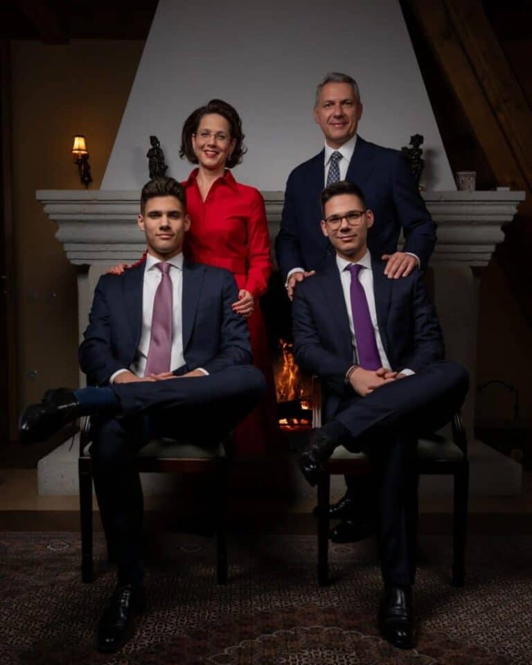 Lázár János egy közös családi képpel a batidai vadászkastélyból kíván boldog adventet