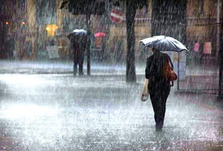 Viharos széllel csapadék érkezik és visszaesik a hőmérséklet a hétvégére