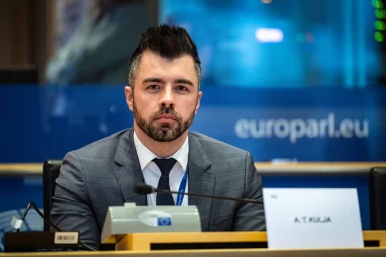 A TISZA Párt EP-képviselőjének anyósát váratlanul elbocsátották