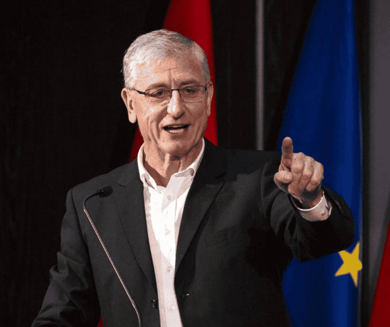 Újra Gyurcsány Ferencet választotta meg elnöknek a párt tagsága