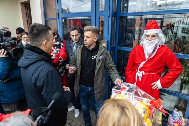 Magyar Péter: Felháborító, hogy a kormány raktárban tárolja a gyermekvédelmi otthonok karácsonyi ajándékait