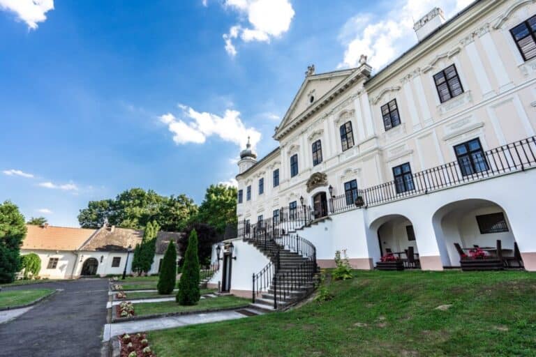 Ennyi volt: bezárja kapuit a sziráki kastélyszálló