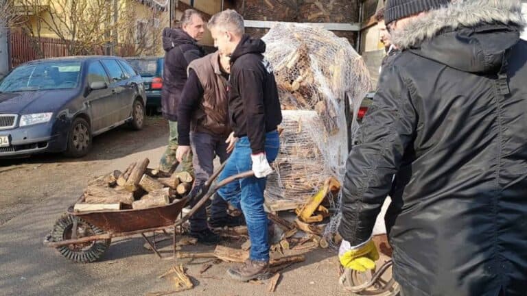1 nap alatt 10 településen juttatott tűzifát a rászorulókhoz Magyar Péter