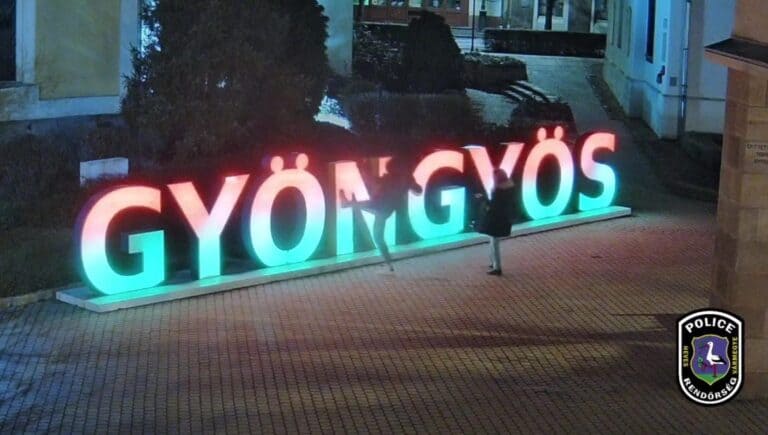 Önkormányzati képviselő fia rongálta meg a gyöngyösi városfeliratot