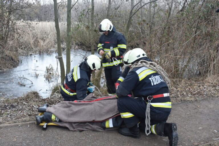Vékony jégen táncol, aki a befagyott tóra merészkedik