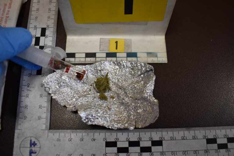 Drogot árult az iskola közelében a salgótarjáni díler, rátörték az ajtót a „kommandósok” – Videó!