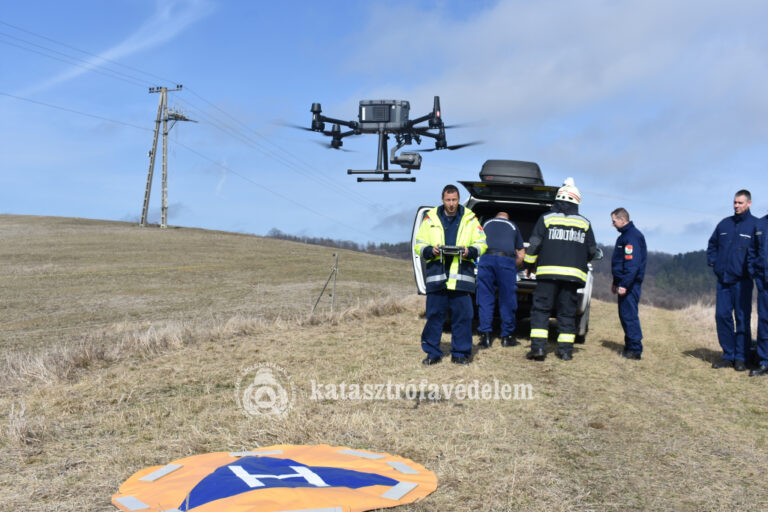 Drónt röptettek a füstölgő területek felé, így derítették fel a tűz pontos helyét a hevesi lánglovagok