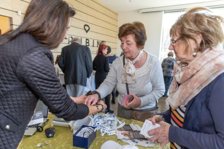 Automatikusan kapnak Gondosórát a 80 év felettiek, elsőként Hevesben kézbesíti nekik a postás az ingyenes jelzőkészüléket