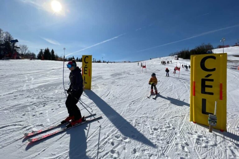 Napsütésben is síelnek a Mátrában, március végéig kitarthat az idei szezon