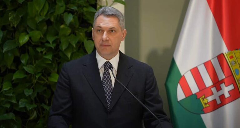Lázár fia továbbra is fogja használni a miniszter sofőrös autóját