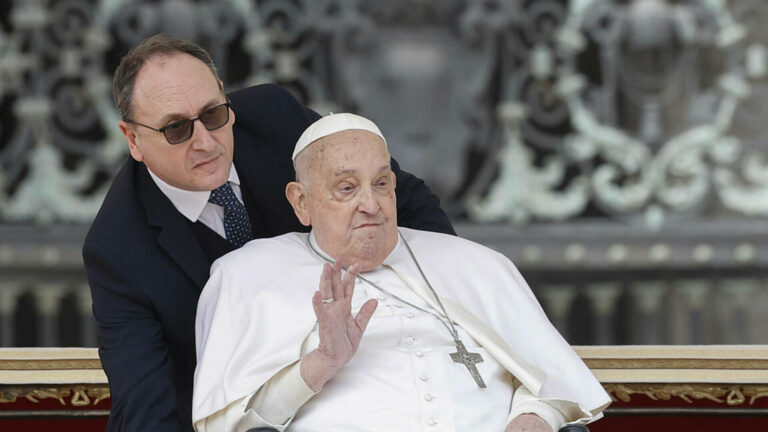 Ferenc pápa utolsó gesztusa: megható búcsú az ápolójától