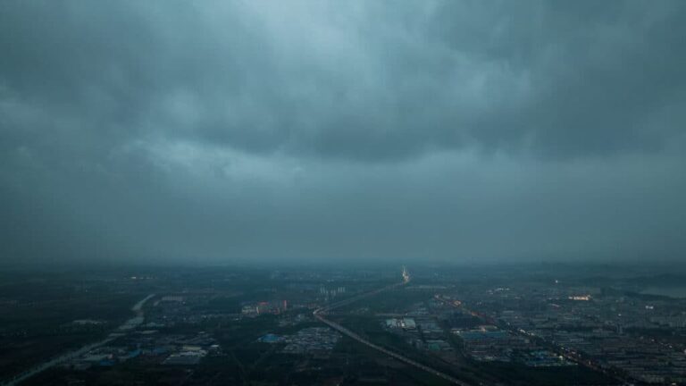 az 50 kg alatti embereknek otthon kellett maradniuk a viharos szél miatt