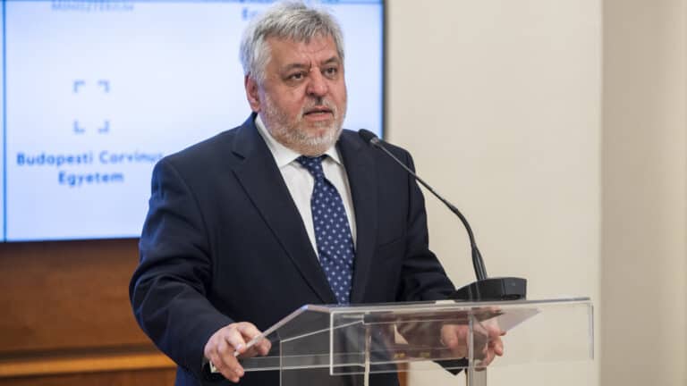 szerinte a baloldal és a liberálisok politikailag elfoglalták az intézményt