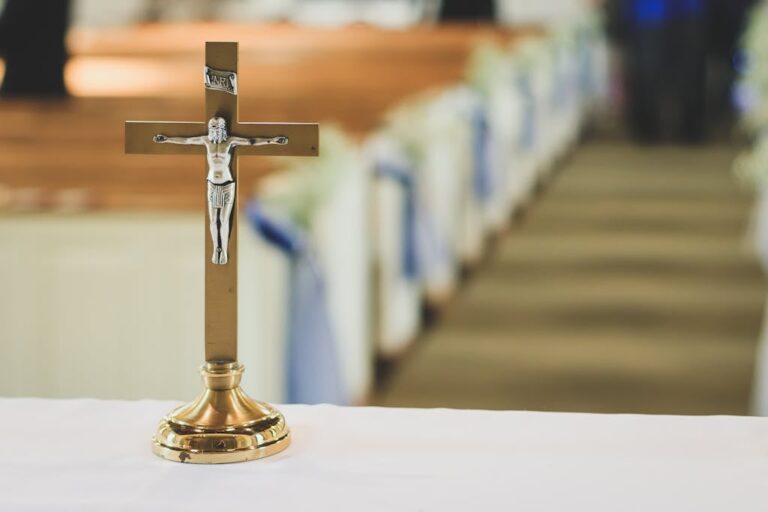 Eltűnt a szexuális visszaéléssel gyanúsított pap a nógrádi faluból