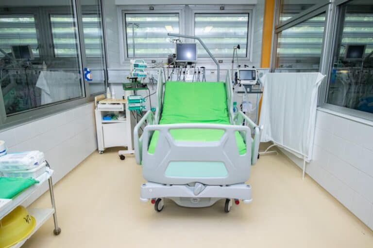 Rétvári Bence új korházi felszerelésekről számolt be – az ellenzék szerinte elhallgatja az eredményeket