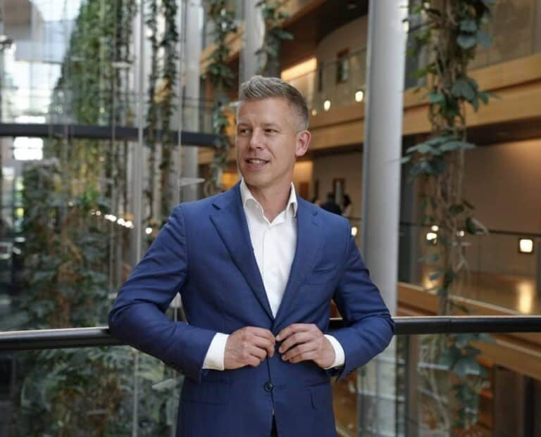 Magyar Péter szerint a honvédelmi miniszter háborúpárti kijelentései leleplezték az orbáni békepolitika hazugságát