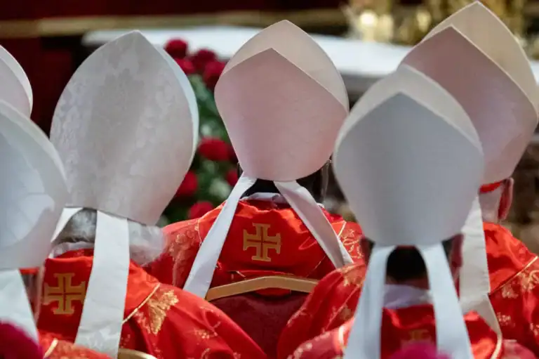 Fehér füst szállt fel a Vatikánban: megválasztották a 267. pápát