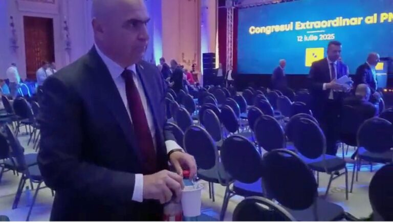 Sokkoló jelenet a kongreszus után: a miniszterelnök szemetet szedett a teremben – ezt senki sem látta jönni