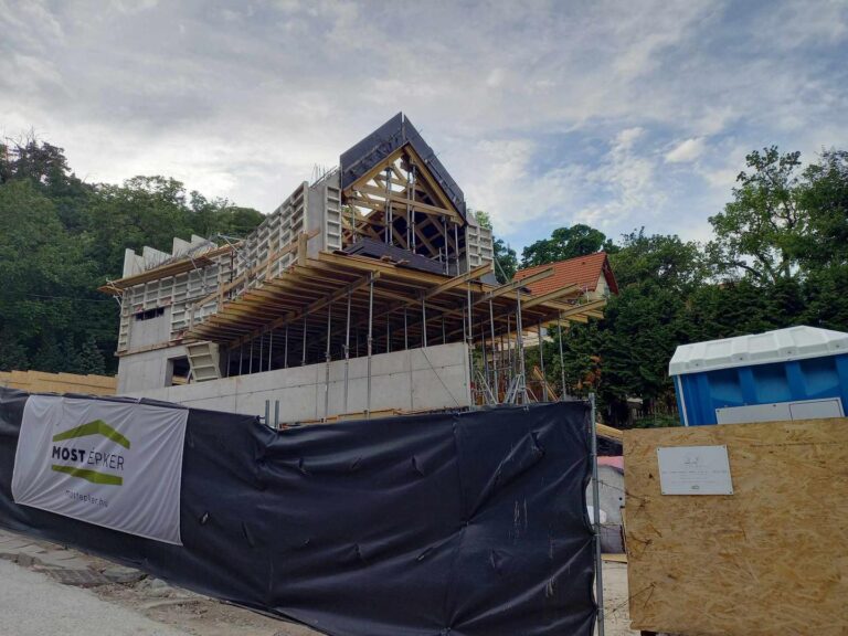 Hadházy Ákos szerint nagy valószínűséggel törvénytelen a tihanyi lebegő villa építése