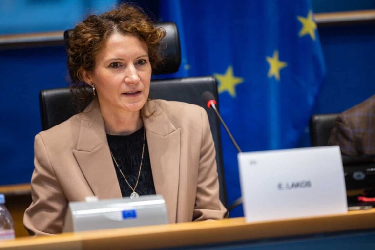 Lakos Eszter – A brüsszeli háttérből érkező, higgadt hang a jövőről, esélyről és igazságosságról