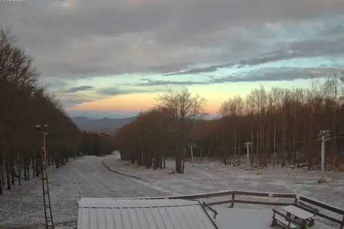 Megérkezett az idei első hó – kifehéredett a Kékes