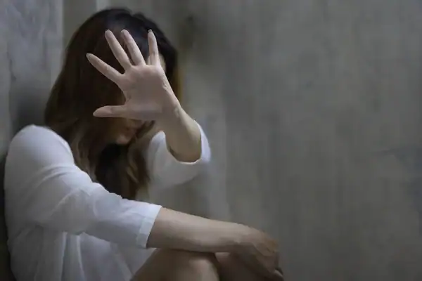 November 25. – A Nők Elleni Erőszak Megszüntetésének Világnapja: Történelem, magyar ügyek, rendszerhibák és a valódi megoldás útja