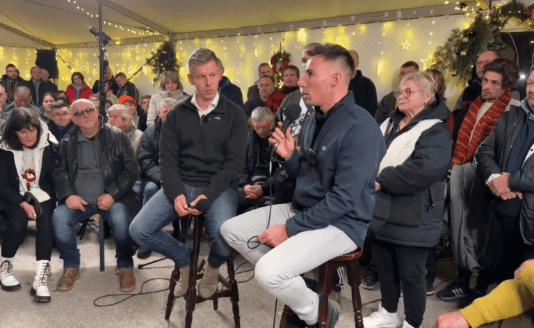 Táton újabb erős estét tartott a TISZA – Magyar Péter hosszú beszédét Radnai Márk humorral próbálta rövidíteni, miközben egy volt fideszes polgármester is felbukkant