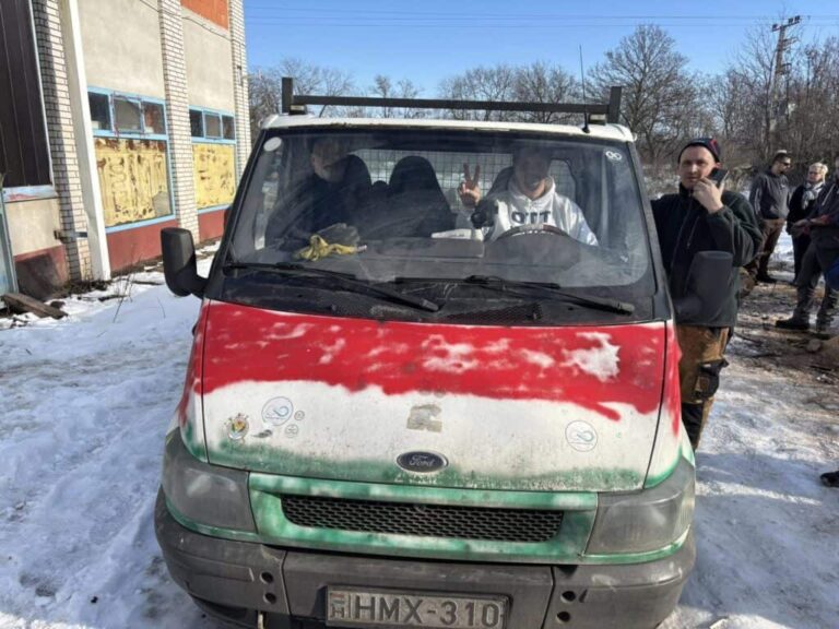 Civilek álltak helyt a Tiszánál: munkások, tanárok, mérnökök és művészek vágták a fát Ercsiben Nagy Ervin körzetében