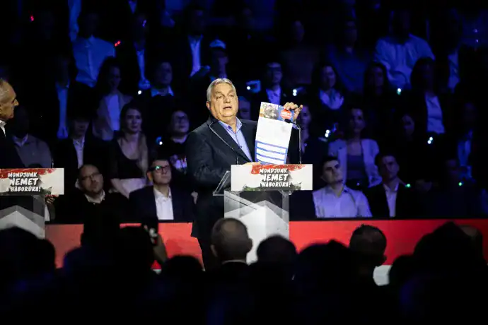 Orbán Viktort az ukrán fenyegetésről kérdezték, ő a vak lovát áruló cigányról kezdett beszélni