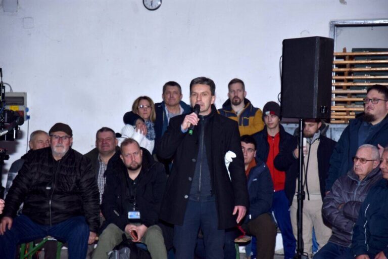 Pusztaszabolcs árnyékában: gyermekvédelmi ügyek, díszpolgári döntések és megválaszolatlan kérdések a városban