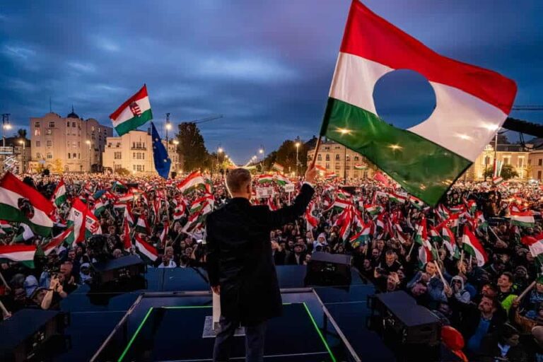 Magyar Péter Zalaegerszegen: szakadó esőben tartott fórumot, bemutatkozott Dr. Nagy Márta