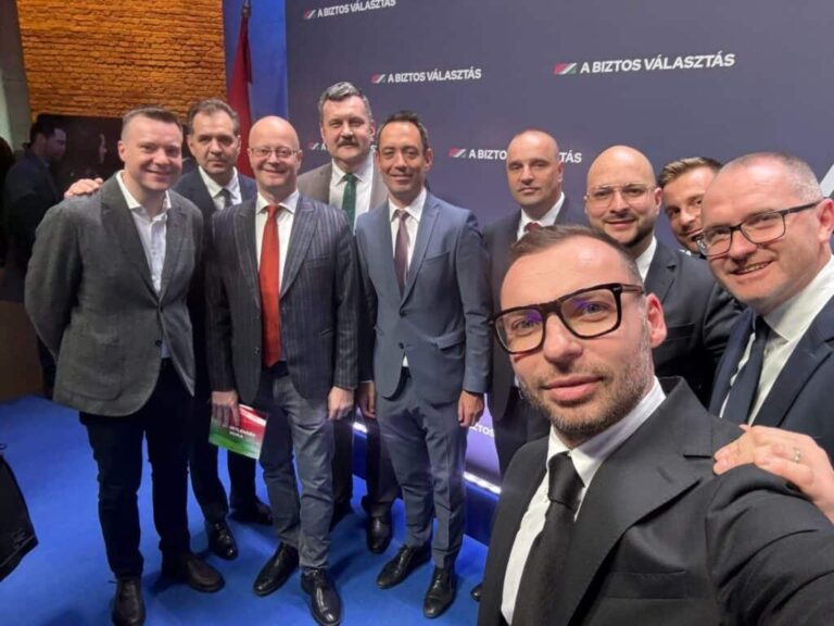 Orbán évértékelőjén pózoltak az RMDSZ-es politikusok, dühös kommentek lepték el a posztjaikat