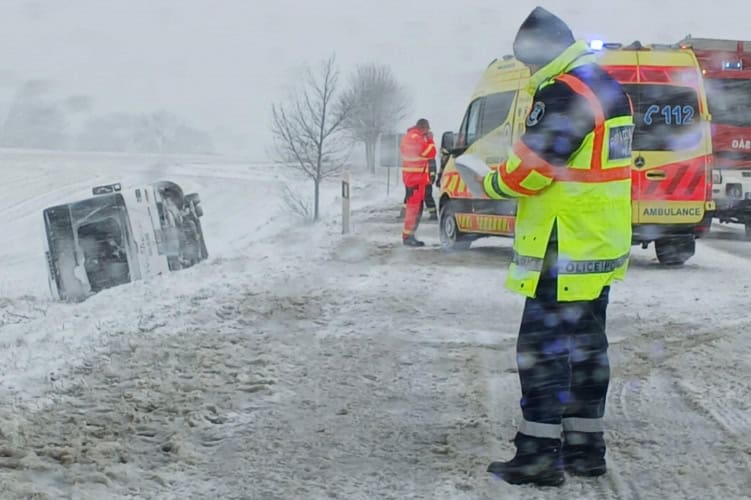 Árokba borult egy busz Zalaegerszegen, ketten súlyosan megsérültek