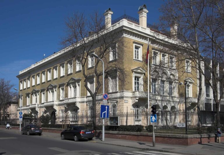 Meduza: Az orosz nagykövetségen dolgozóinak csaknem fele kapcsolatban állhat titkosszolgálatokkal