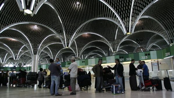 A Dubaji reptér újraindul korlátozottan: három nap után ismét felszállnak a gépek a közel-keleti háború árnyékában