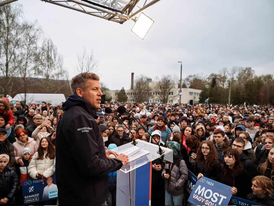 Magyar Péter riasztó állítása: „Harci járművekkel érkeznek repülőgépek Magyarországra” – súlyos kérdéseket vet fel a háttérben zajló folyamat